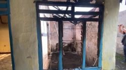 Pilu! Rumah Hangus Terbakar, Janda di Jombang Terpaksa Tinggal di Bekas Warung Sempit<