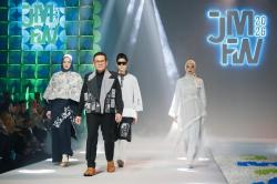 Ketika Menteri Perdagangan Budi Santoso Jadi Model pada Peragaan Busana JMFW