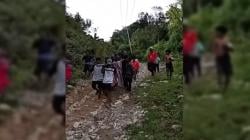 Kisah Pilu dari Mamasa, Pasangan Lansia Sakit Parah Ditandu 8 Km ke RS akibat Jalan Rusak<