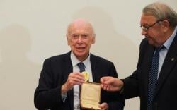 Profil James D Watson, Ilmuwan Penemu Struktur DNA yang Sempat Diboikot Lembaga Riset