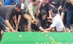 Tangis Haru Iringi Pemakaman Jenazah Reno Korban Demo Rusuh Jakarta<