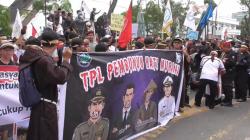 Demo Warga di Depan Kantor Gubernur Sumut, Desak Penutupan Perusahaan Rusak Lingkungan<