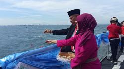 Peringati Hari Pahlawan, TNI AL-Kemensos Gelar Upacara Tabur Bunga di Laut Jakarta