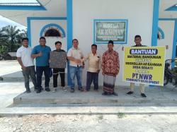 PT Nusa Wana Raya Serahkan Bantuan Renovasi Musala Ar-Rahman Desa Segati 