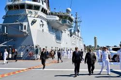 Momen Prabowo dan PM Albanese Tinjau Kapal Induk Terbesar Australia HMAS Canberra  