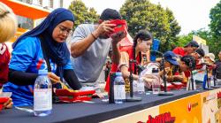 Keseruan Warga Merasakan Kuliner Pedas Khas Korea