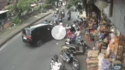 Mobil Oleng Tabrak Beberapa Pemotor di Gianyar Terekam CCTV, Korban Terpental<