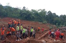 BNPB Terjunkan Ratusan Personel hingga Bawa Alat Berat Cari 20 Korban Longsor Cilacap<