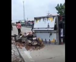 Mobil Boks Angkut Miras Terguling di Pantura Indramayu, Lalin Macet Parah!<