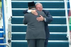 Raja Yordania Abdullah II Tiba di Indonesia, Disambut Pelukan Presiden Prabowo