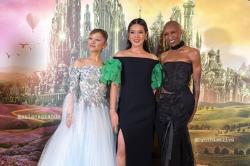 Viral Raisa Foto Bareng Ariana Grande di Singapura, Netizen Auto Iri!