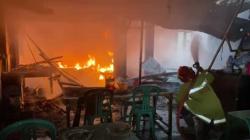 Kebakaran Hebat Hanguskan Rumah Makan Padang di Sukabumi<