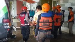 Bajir di Maros, Evakuasi Wanita Sakit Usai Operasi Berlangsung Dramatis<