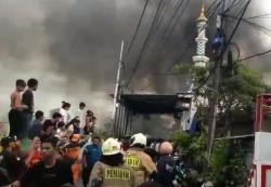 Kebakaran Landa Permukiman Padat di Jatipulo Jakbar, 14 Orang Luka Bakar