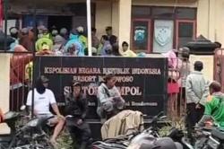 Terekam Video Warga Kepung dan Geruduk Polsek Ijen, Ada Apa?<