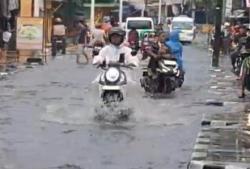 Jalan Duri Kosambi Jakbar Tergenang Banjir, Pemotor Melintas di Trotoar