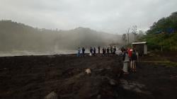 Warga Berdatangan ke Jalur Lahar Gunung Semeru, Penasaran dengan Dampak Erupsi<