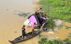 Bus Bawa Turis Masuk Sungai di Kamboja, Korban Tewas jadi 16 Orang