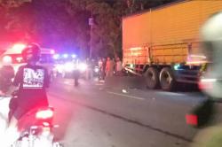 Ngeri! Pemotor Tewas Kecelakaan Tabrak Truk Parkir di Bojonegoro<