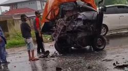 Mobil Pikap Ringsek Tabrak Truk di Gowa, Sopir Tewas Terjepit<