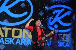 Bawa Lagu Nostalgia, Penampilan Katon Bagaskara Menghibur di Eyewear Trunk Show