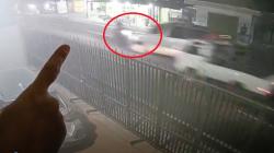 Detik-Detik 2 Pemotor Tewas Terpental Tabrakan dengan Mobil di Sampang Terekam CCTV<