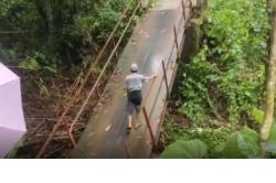 Jembatan Ambruk Diterjang Banjir, 5 Kampung di Lebak Terisolasi<