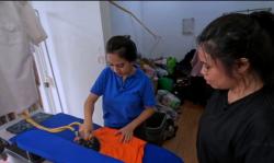 Pakai Seragam Laundry, Azia Malah Pose Dulu Sebelum Kerja