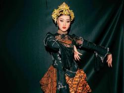 Profil Aisha Retno, Penyanyi Malaysia Keturunan Indonesia yang Viral gegara Batik!