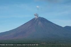 Gunung Semeru Meletus Muntahkan Kolom Abu 1 Km, Warga Diimbau Patuhi Zona Terlarang