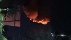 Kebakaran Hebat Gudang Plastik dan Pabrik Boneka di Jombang, Kerugian Rp1,5 Miliar<