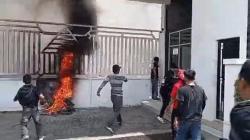 Demo Desak Pembatalan Kenaikan Pajak, Petani di Karawang Bakar Gerbang Kantor Bupati<