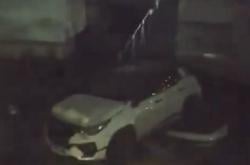 Tertabrak Kereta, Mobil Fortuner Ringsek dan Terjun ke Kali di Cengkareng