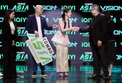 Momen Hangat Hary Tanoesoedibjo Bareng Aktris China Esther Yu di Peluncuran Combo Asia