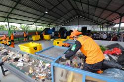 TPS3R Sinergi Bersih Lenteng Agung Olah 40 Ton Sampah per Hari
