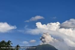 Gunung Ibu Meletus Semburkan Abu Setinggi 700 Meter, Warga Diminta Jauhi Radius 3,5 Km<