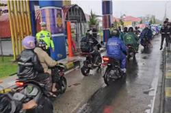 Jalur Binjai-Medan Lumpuh Total Dikepung Banjir, Pemotor Lewat Tol Dikawal Polisi<
