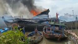 3 Kapal di Dermaga Klidang Lor Batang Terbakar, Nelayan Panik<
