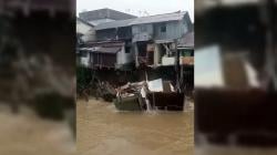 Banjir di Medan, 4 Rumah Roboh Diterjang Arus Sungai Deli, 1 Hanyut<