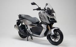 QJmotor Luncurkan Skutik Bongsor Fort 250 Adventure CBS, Apa Bedanya dengan Varian ABS? 