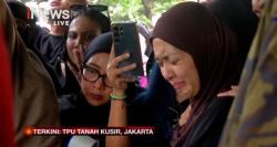Tangis Istri Gary Iskak Pecah saat Jasad sang Suami Dimakamkan