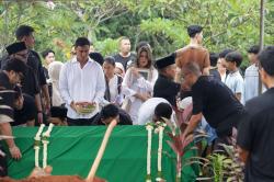 Raisa Ditemani Hamish Daud Mengantar Jenazah Sang Ibu ke Pemakaman