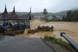 Bencana Banjir dan Longsor di Sumbar Tewaskan 23 Orang, Ribuan Warga Mengungsi<