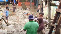 Update Dampak Banjir Sumut, Warga Medan Mulai Bersihkan Rumah dari Timbunan Lumpur<