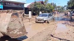 Dampak Banjir Pidie Jaya, Kendaraan Tertimbun Lumpur Tebal Mulai Dievakuasi Gunakan Alat Berat<