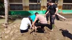 Terperosok saat Tinjau Sekolah, Kadisdik Aceh Terjebak Lumpur Setebal Lebih dari 1 Meter<