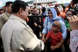 Momen Bocah Korban Banjir Sumut Panggil Prabowo Pak Gemoy, Dibalas Pelukan Hangat