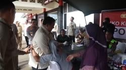 Haru! Seorang Ibu Peluk Prabowo Sambil Menangis saat Kunjungi Korban Banjir<