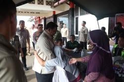 Momen Prabowo Dipeluk Warga saat Tinjau Pengungsian di Tapteng