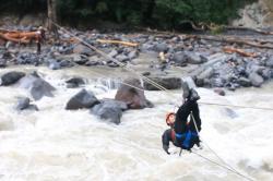 Dramatis! SAR Lintasi Sungai dengan Gelayutan di Tali Sejauh 50 Meter Evakuasi Korban Banjir<